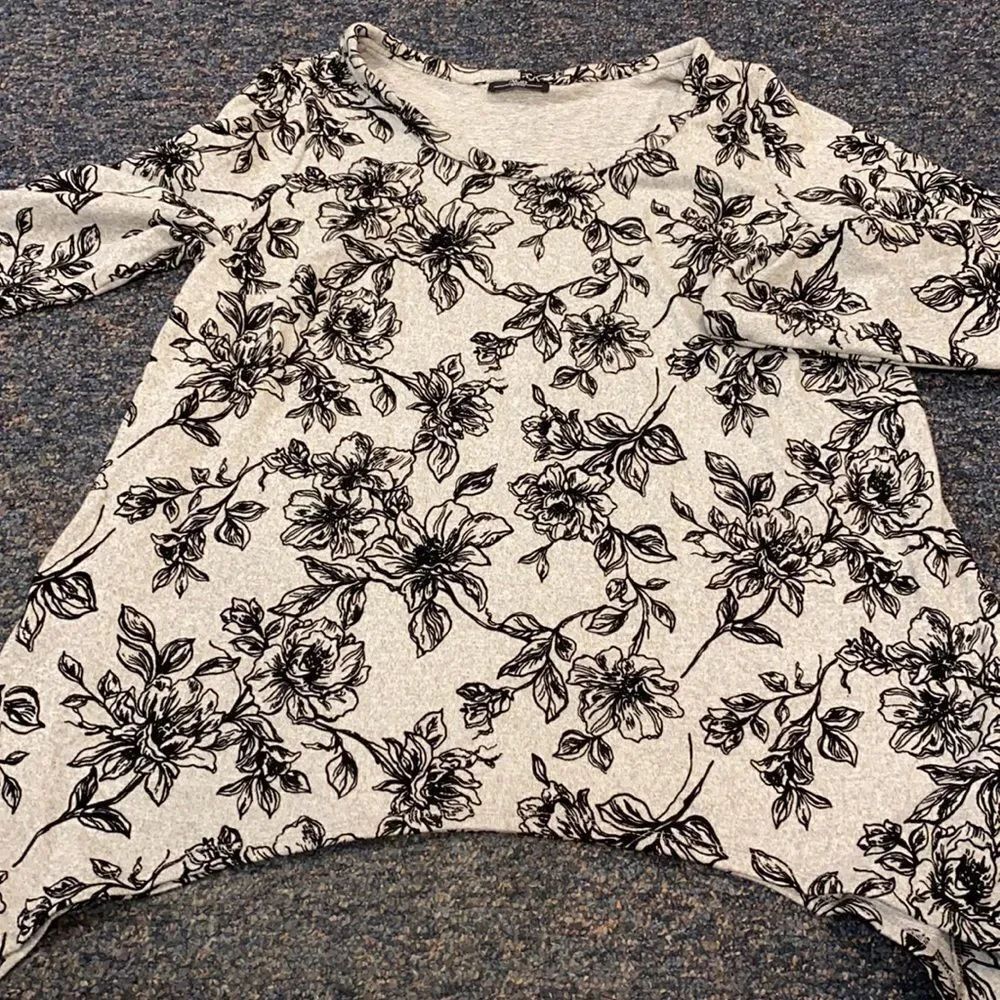 AGB Woman Gray Floral Top sz. 1X